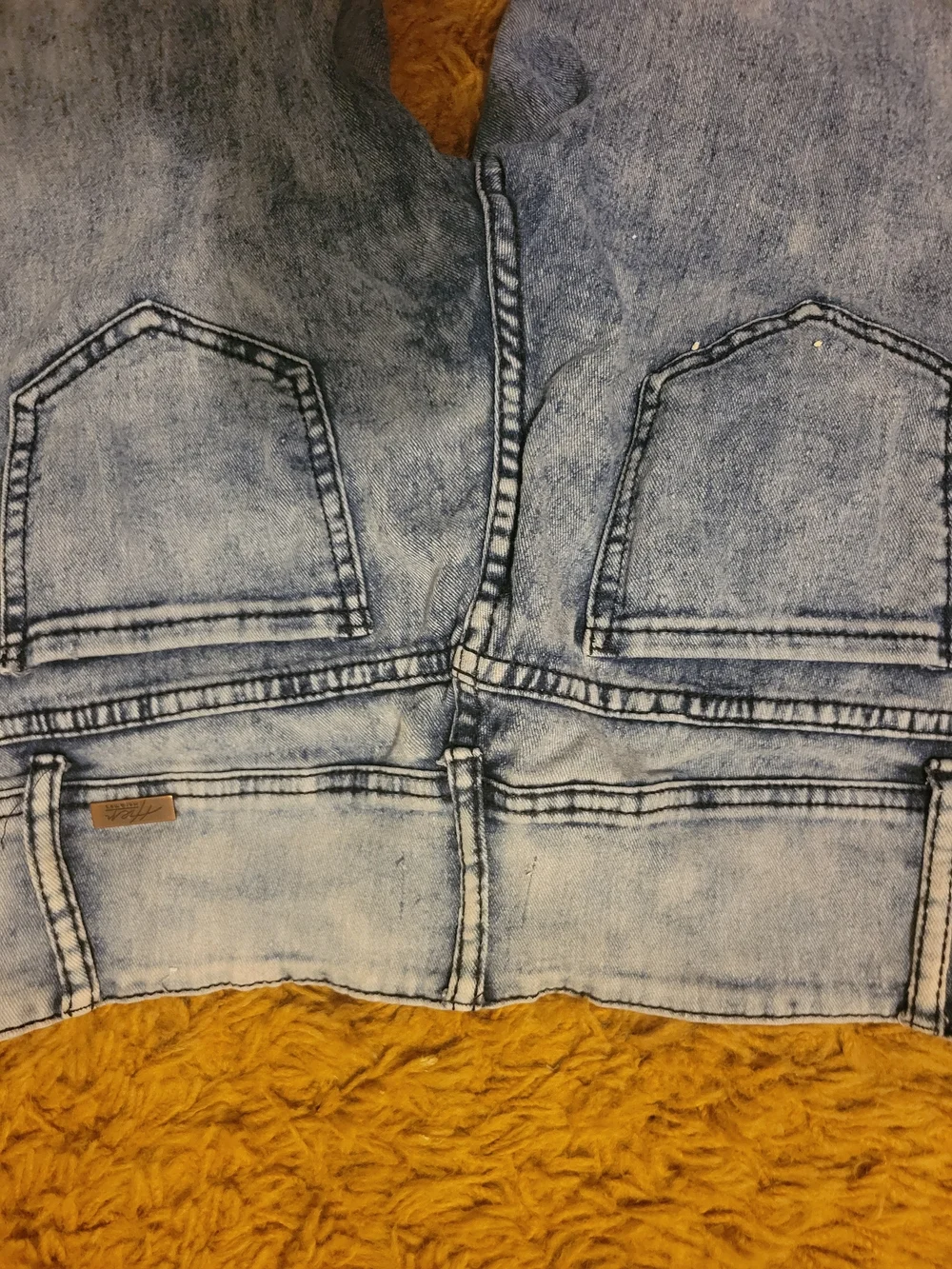 Light Wash Distressed Women’s Jeans - Skinny Fit